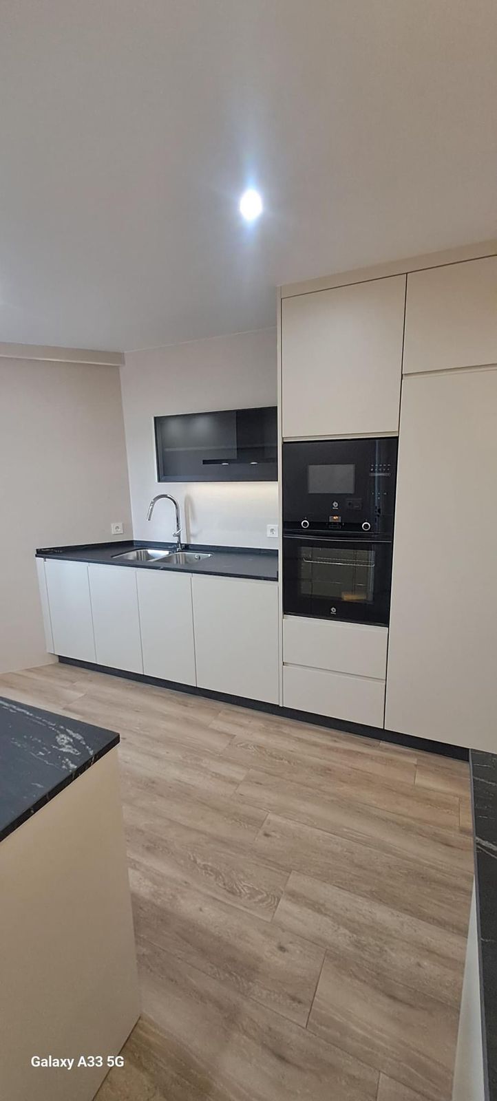 Cocina clásico moderno Torrelodones 2023 - Muebles en nogal con electrodomésticos premium integrados