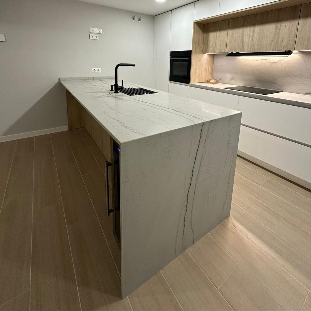 Proyecto cocina industrial Leganés 2022 - Acabados en metal negro y encimera cuarzo compacto