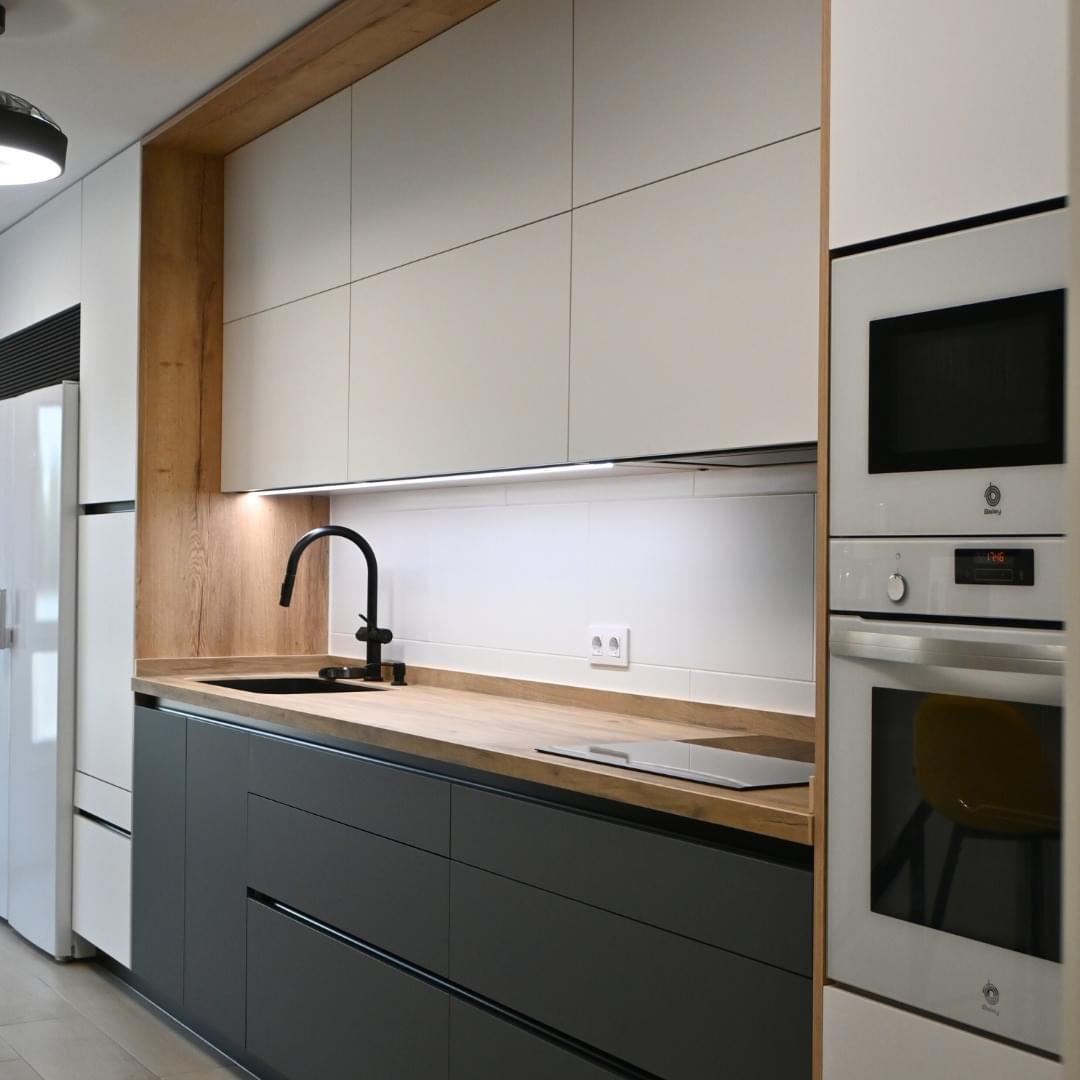 Reforma cocina clásico moderno Madrid Oeste 2021 - Muebles en madera oscura y isla con encimera mármol