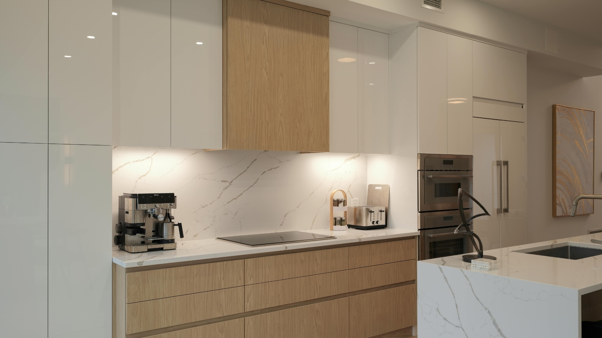 Reforma cocina clásico moderno Tetuán 2024 - Muebles en cerezo con encimera Dekton y electrodomésticos premium