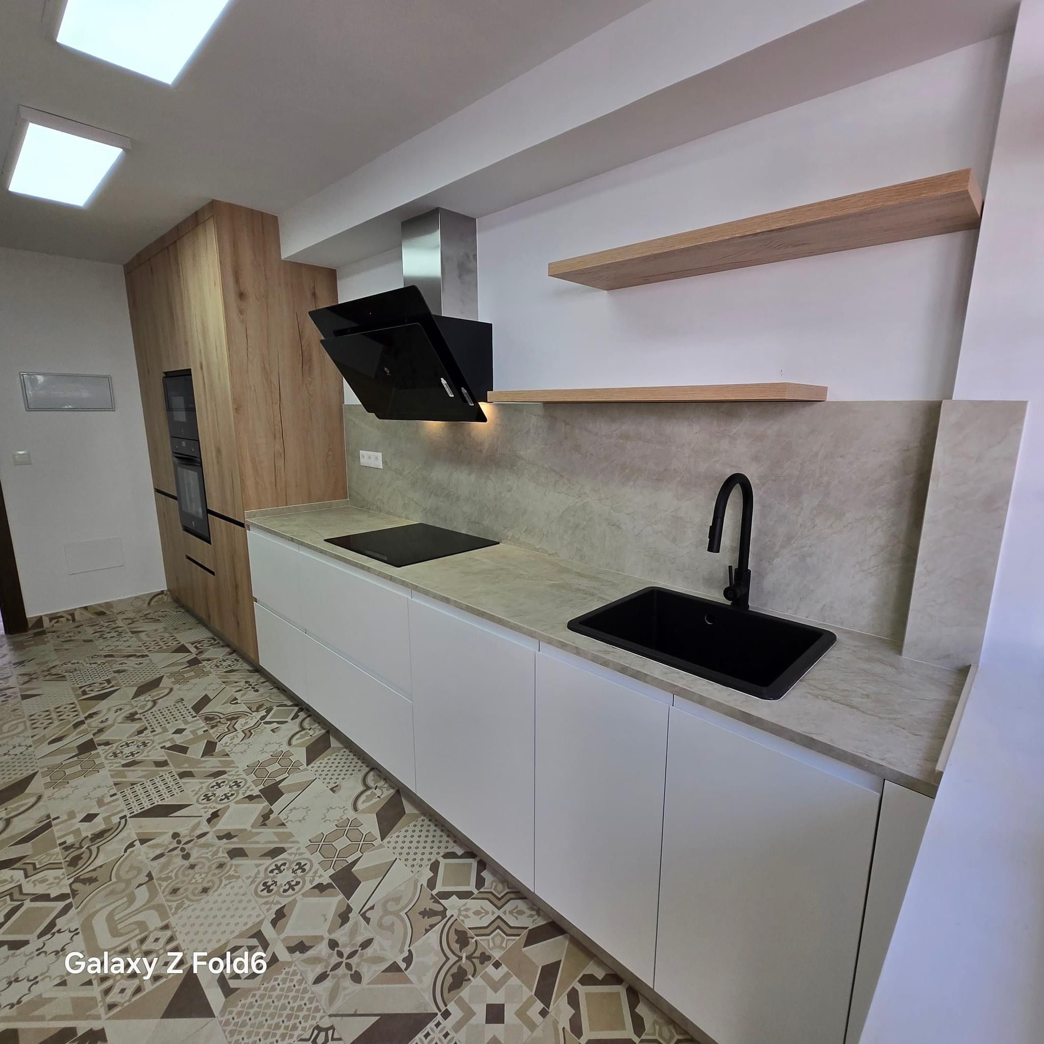 Reforma cocina minimalista Las Rozas 2025 - Diseño abierto con acabados en madera natural y encimera Dekton