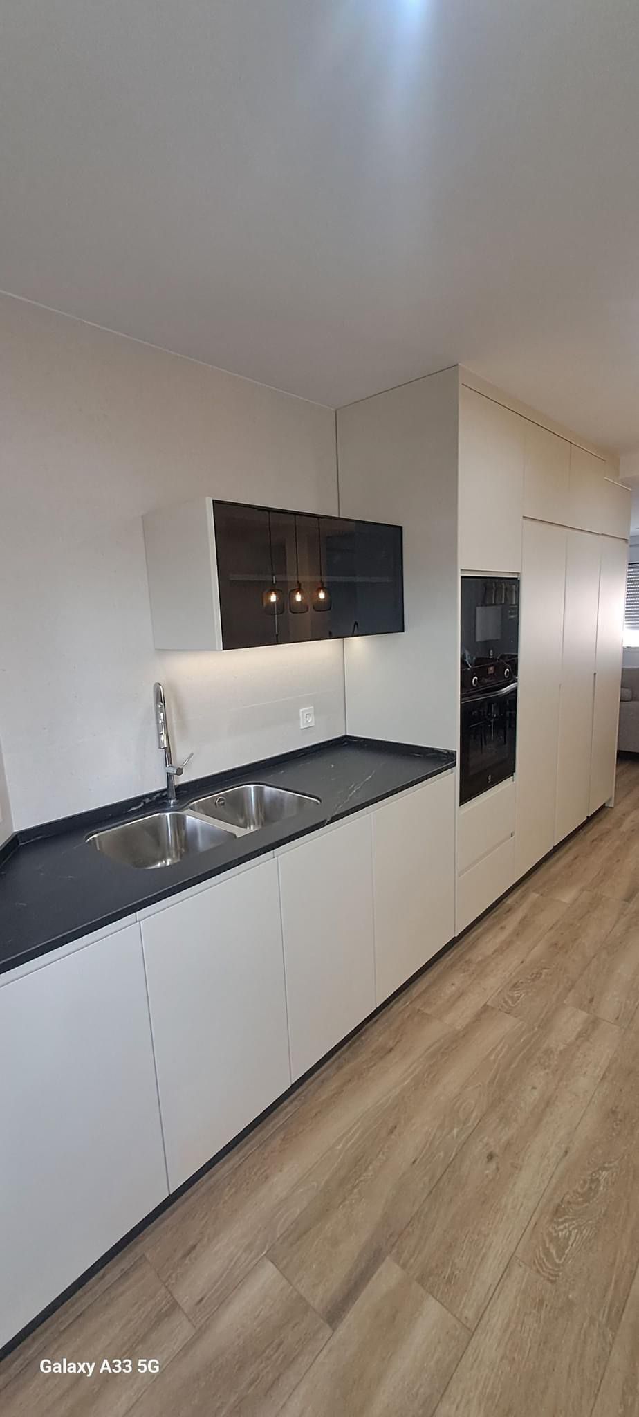 Proyecto cocina clásico moderno Majadahonda 2024 - Diseño elegante con muebles en madera y encimera mármol