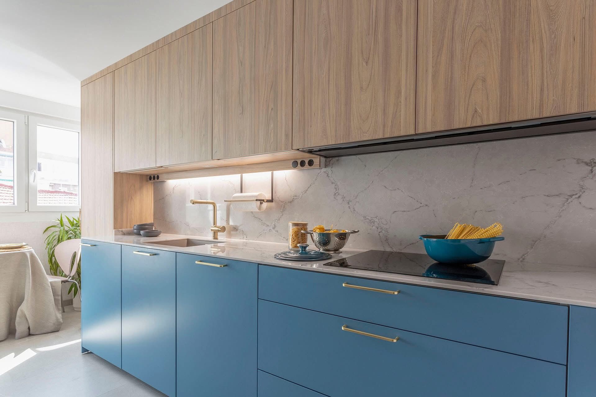 Showroom de cocina moderna con electrodomésticos y encimeras